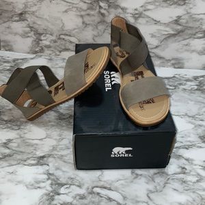Sorel stretchy sandals!